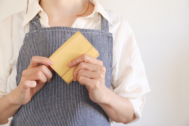 ケチと言われたらどうする?対応方法やケチな人の特徴・直し方を紹介ブログ記事に挿入する財布を持っている女性の画像