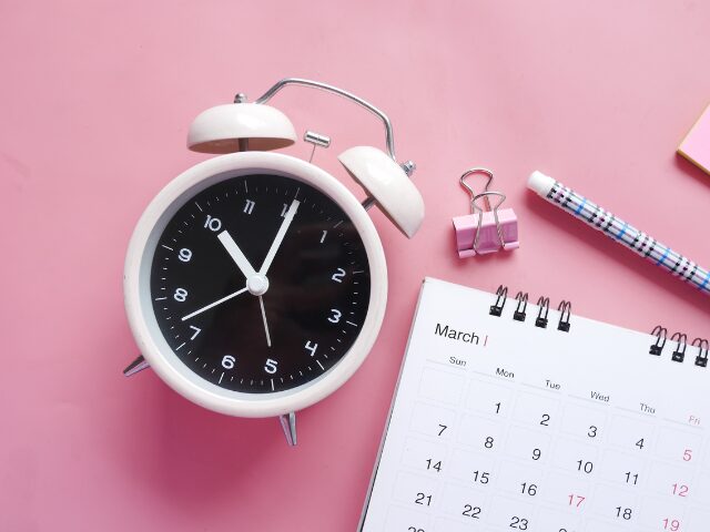 人生の無駄な時間ランキング10選！1日を有意義に過ごす方法は？ブログ記事に挿入する時計とカレンダーの画像