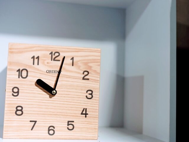 人生の無駄な時間ランキング10選！1日を有意義に過ごす方法は？ブログ記事に挿入する時計の画像