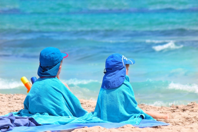 潮干狩り3歳児の服装は？靴下や靴ゴールデンウィークは寒いのかも詳しく紹介！ブログ記事に挿入する海辺でタオルを羽織っている子どもの画像