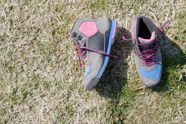 ロッキン雨の靴どうする？サンダルか長靴か雨対策を紹介！ブログ記事に挿入するトレッキングシューズの画像