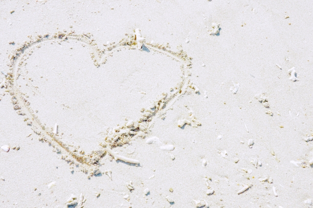 海で泳がないときの持ち物は？デートや子連れ別に楽しみ方も紹介！ブログ記事に挿入する砂浜に描かれたハートマークの画像