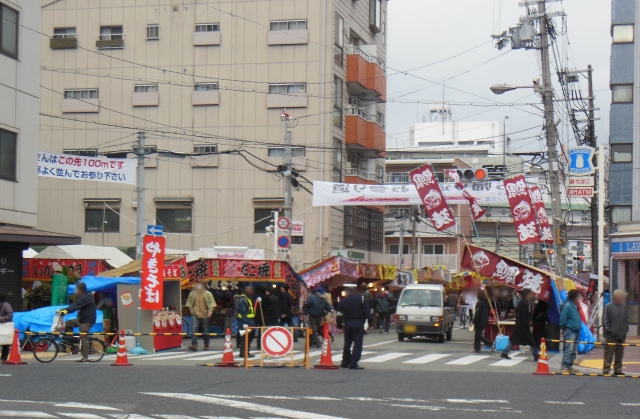 佐野厄除け大師初詣2025屋台何時まで？出店いつまでか場所どこかも紹介！ブログ記事に挿入する交通規制の先に屋台が出ている画像