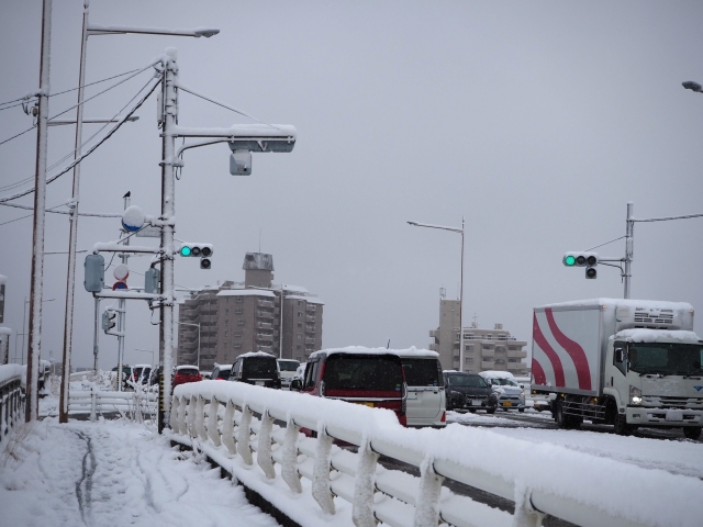 十日町雪まつり2026の混雑状況は？混雑を回避する方法も紹介！ブログ記事に挿入する積雪している道路の画像