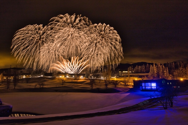 十日町雪まつり2026の混雑状況は？混雑を回避する方法も紹介！ブログ記事に挿入する冬の打ち上げ花火の画像
