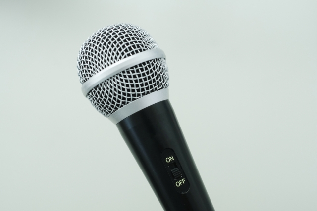 M!LK（ミルク）歌下手過ぎると言われる理由は？歌上手い順も紹介！ブログ記事に挿入するマイクの画像