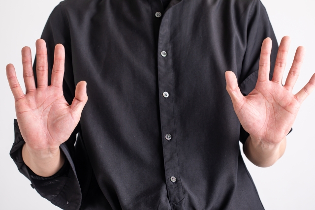 M!LK（ミルク）ハイタッチ会の会場は東京のどこ？倍率は？ブログ記事に挿入する男性が両手を見せている画像