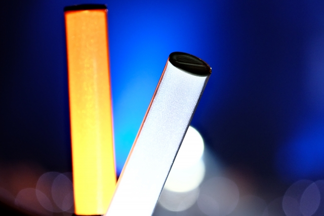 M!LK(ミルク)のメンバーカラーは?由来と決め方も紹介!ブログ記事に挿入する黄色と白の2本のサイリウムの画像