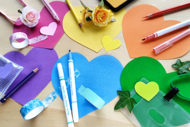 M!LK(ミルク)のメンバーカラーは?由来と決め方も紹介!ブログ記事に挿入するカラフルなハートの紙とペンの画像