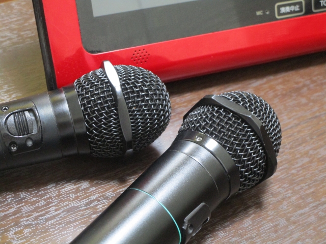 M!LK（ミルク）歌下手過ぎると言われる理由は？歌上手い順も紹介！ブログ記事に挿入する2本のマイクの画像