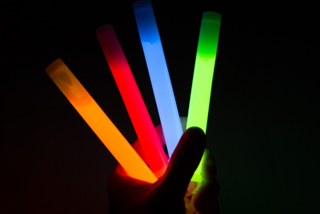 M!LK（ミルク）のファンの年齢層や民度は？40代でも浮かない？現場のリアルな雰囲気と楽しみ方を徹底解説！ブログ記事に挿入する推し活と書いてある4色のペンライトの画像