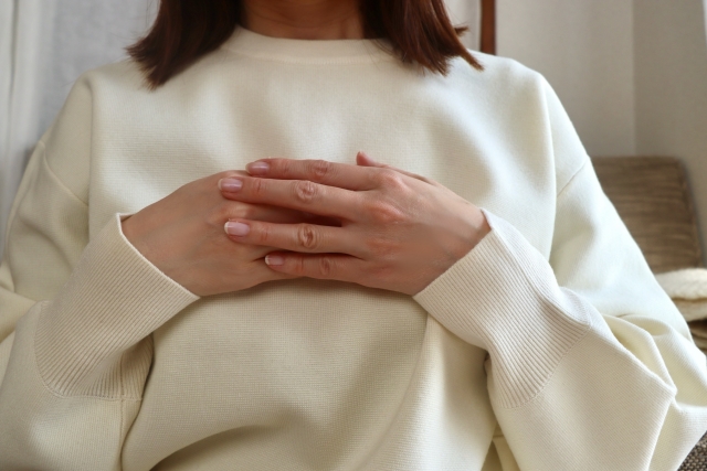 M!LK（ミルク）のファンの年齢層や民度は？40代でも浮かない？現場のリアルな雰囲気と楽しみ方を徹底解説！ブログ記事に挿入する胸に手を当てている女性の画像